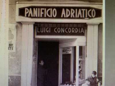 ...oltre a uno scatto del locale durante i primi anni di vita